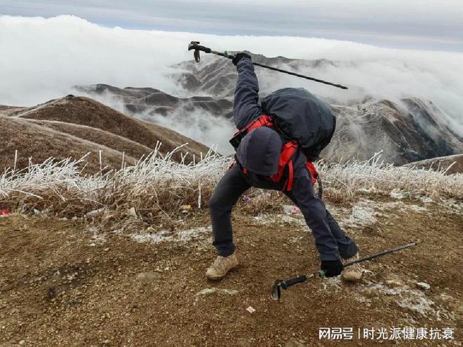 江南·体育(中国)官方网站-JN SPORTS大学生靠爬山减肥？最伤膝！40岁后(图1)